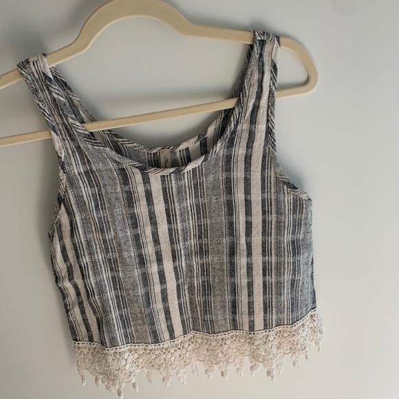 Linen and lace top - Picture 3 of 3